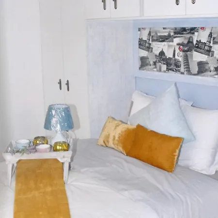 Bright In + Balcony סיטגס