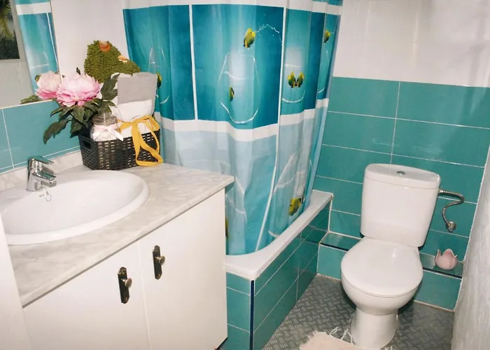 Bright In + Balcony דירה סיטגס